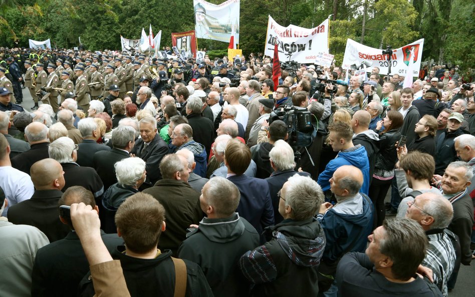 Jednym z kontrowersyjnych pogrzebów z asystą był ten gen. Wojciecha Jaruzelskiego z 2014 r.