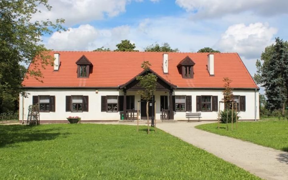 Rekonstrukcja dworku w Russowie, gdzie Maria Dąbrowska spędziła dzieciństwo i młodość. Wokół podziwi