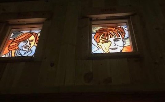 Portret Olgi Tokarczuk na szkle