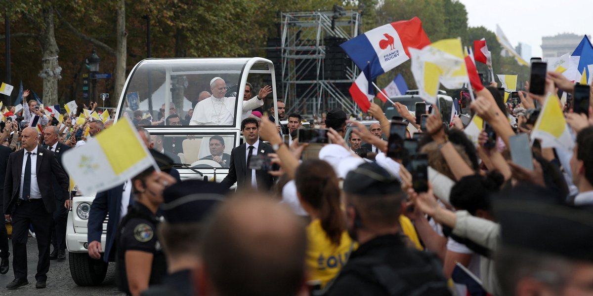 Hundreds of thousands gather on Champs-Élysées before papal mass