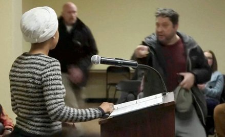 W czasie spotkania z wyborcami Ilhan Omar została oblana nieznaną substancją