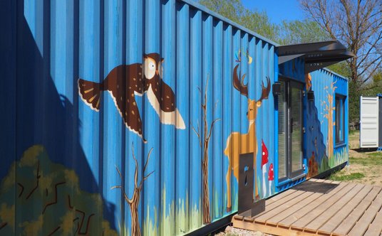 Niektóre kontenery zyskały wystrój w postaci malunków artystów z Fundacji Leny Grochowskiej