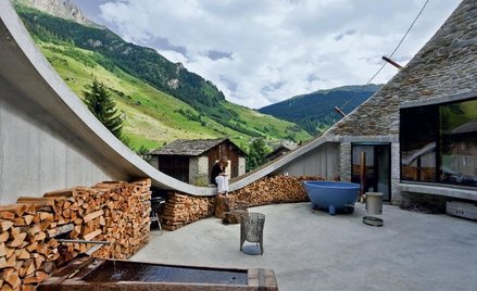 Dom w Vals skromnie zakopano w ziemi, żeby nie odwracał uwagi od sąsiedniego budynku Term, projektu 