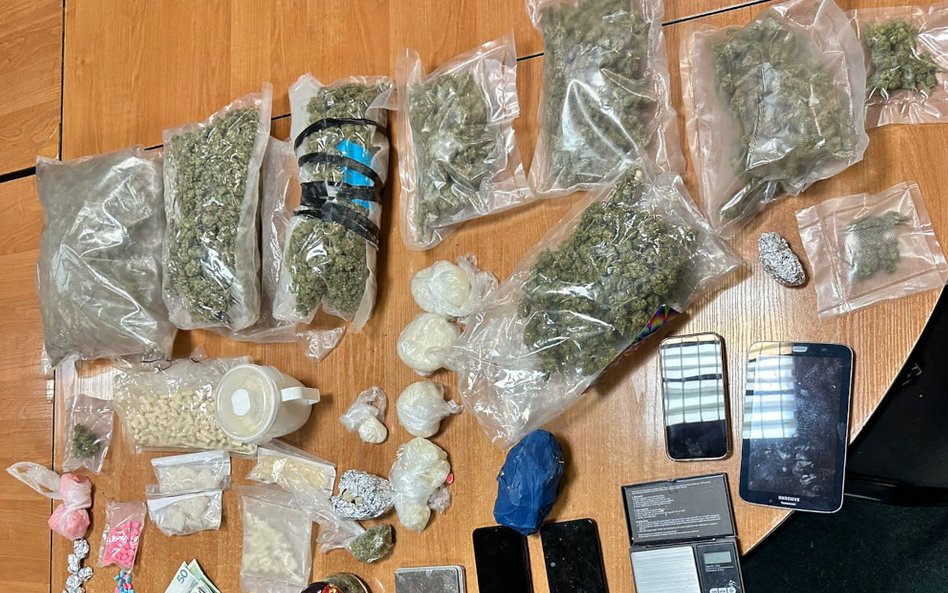 Cios w narkobiznes na Bemowie. Policja zabezpieczyła ponad 4,5 kg narkotyków