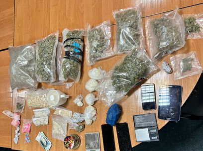 Cios w narkobiznes na Bemowie. Policja przejęła ponad 4,5 kg narkotyków