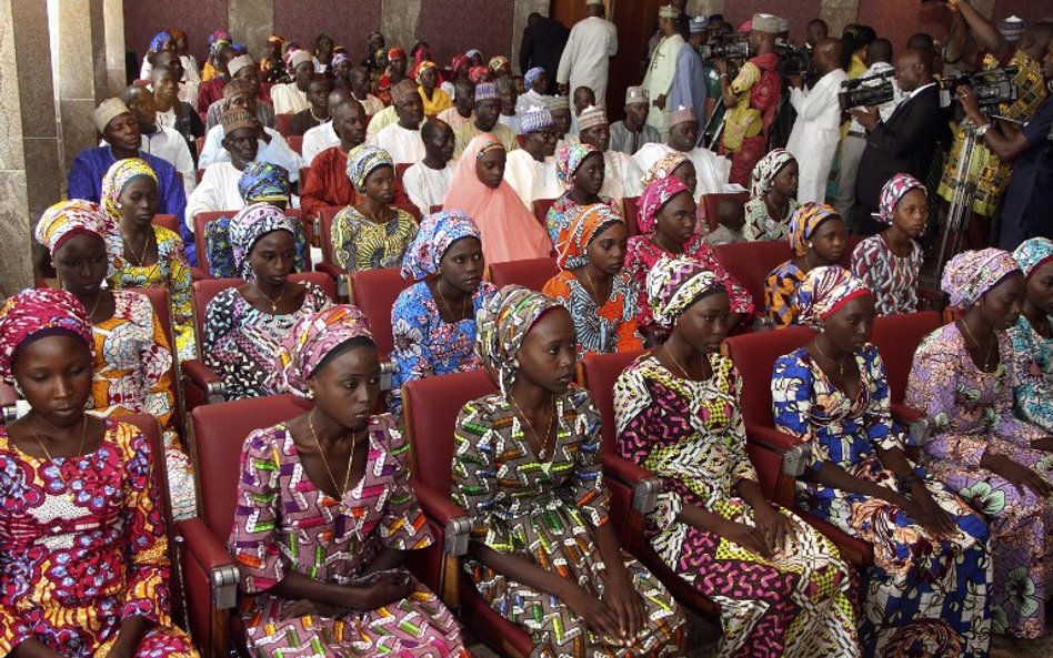 Grupa uczennic z Chibok, uwolniona przez Boko Haram w październiku 2016. Porwane zostały w 2014 roku