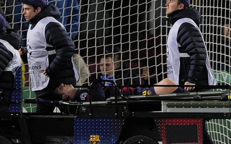 Leo Messi w 85. minucie w meczu z Benficą Lizbona został zwieziony z boiska. Barcelona wstrzymała od