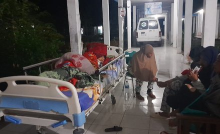 Ludzie przebywający przed szpitalem po silnym trzęsieniu ziemi w Indonezji