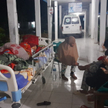 Ludzie przebywający przed szpitalem po silnym trzęsieniu ziemi w Indonezji
