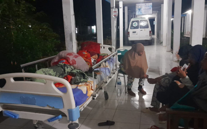 Ludzie przebywający przed szpitalem po silnym trzęsieniu ziemi w Indonezji