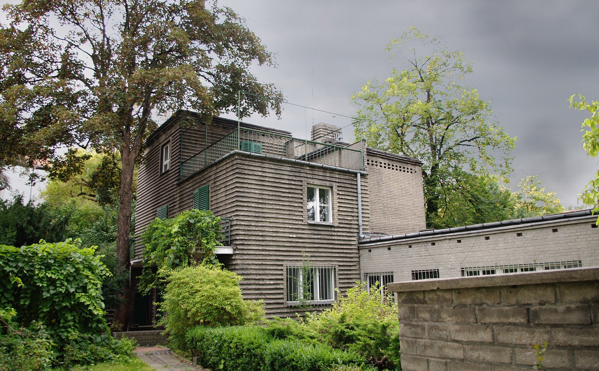 Słynna warszawska willa na sprzedaż. Zaprojektował ją czołowy polski architekt