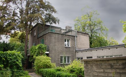 Romuald Gutt zaprojektował willę z wykorzystaniem charakterystycznej cegły cementowej, która nadaje 