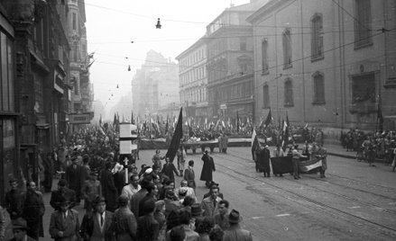 Ulica Lajosa Kossutha widziana z Placu Franciszkanów w Budapeszcie: antyradzieccy demonstranci masze