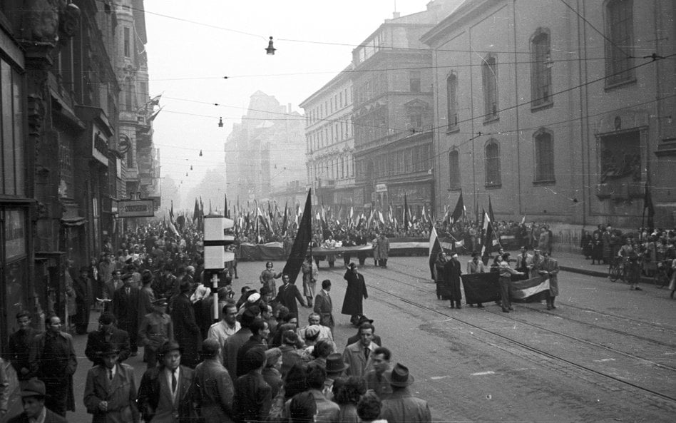 Ulica Lajosa Kossutha widziana z Placu Franciszkanów w Budapeszcie: antyradzieccy demonstranci masze
