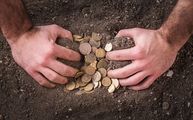 Krzysztof Kowalski: Cień mamony nad przeszłością