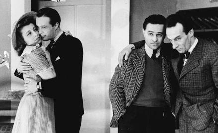 „Znajda” w jawnym teatrze Komedia. Od lewej: Ewa Stojowska, Zbigniew Rakowiecki, Adolf Dymsza i Roma