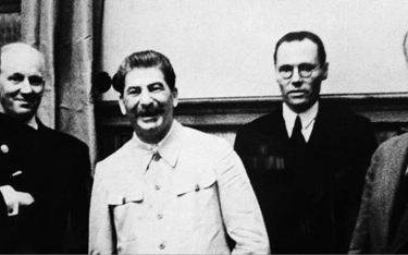 23 sierpnia 1939 roku, w obecności Józefa Stalina, Joachim von Ribbentrop podpisał na Kremlu z Wiacz