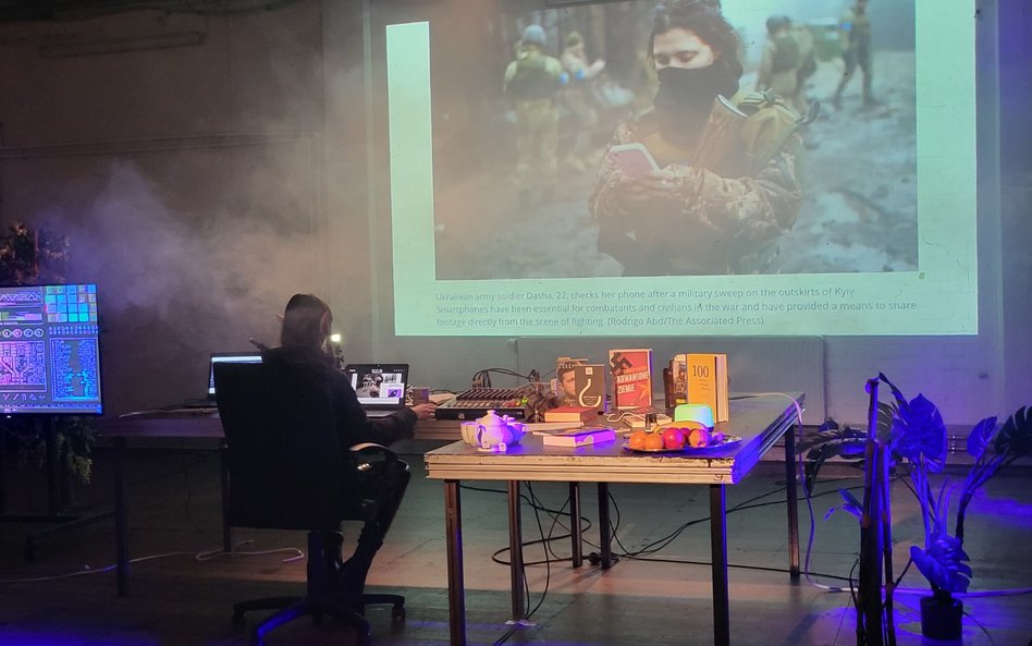 Magda Szpecht podczas spektaklu „CYBER ELF”