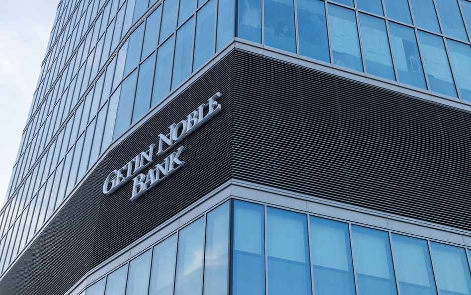 Frankowicze, którzy liczyli, że merytoryczne rozstrzygnięcie sporu otworzy im drogę do odszkodowań o