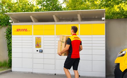 DHL goni konkurencję instalując automaty paczkowe
