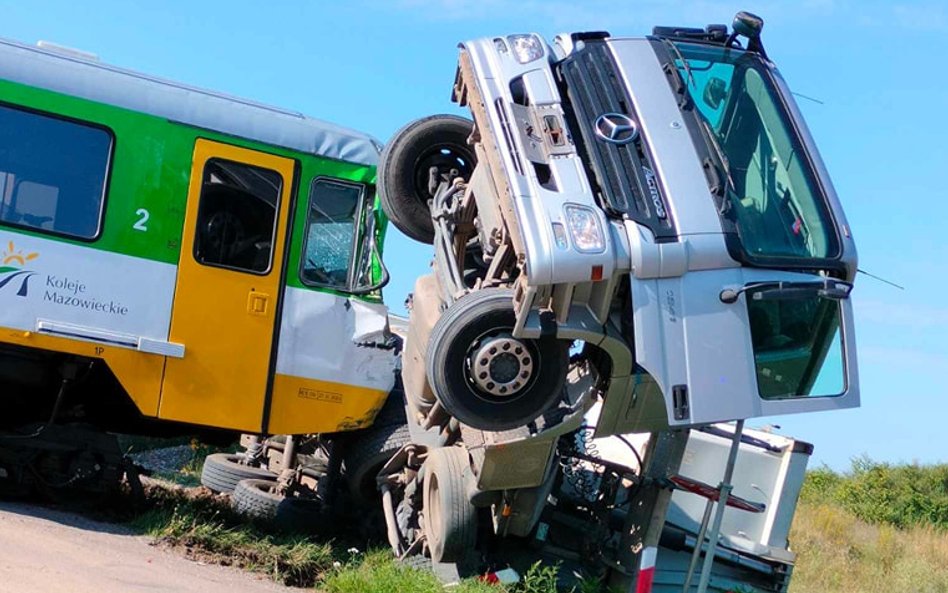 Zderzenie szynobusa i ciężarówki na Mazowszu. Ponad 20 osób rannych