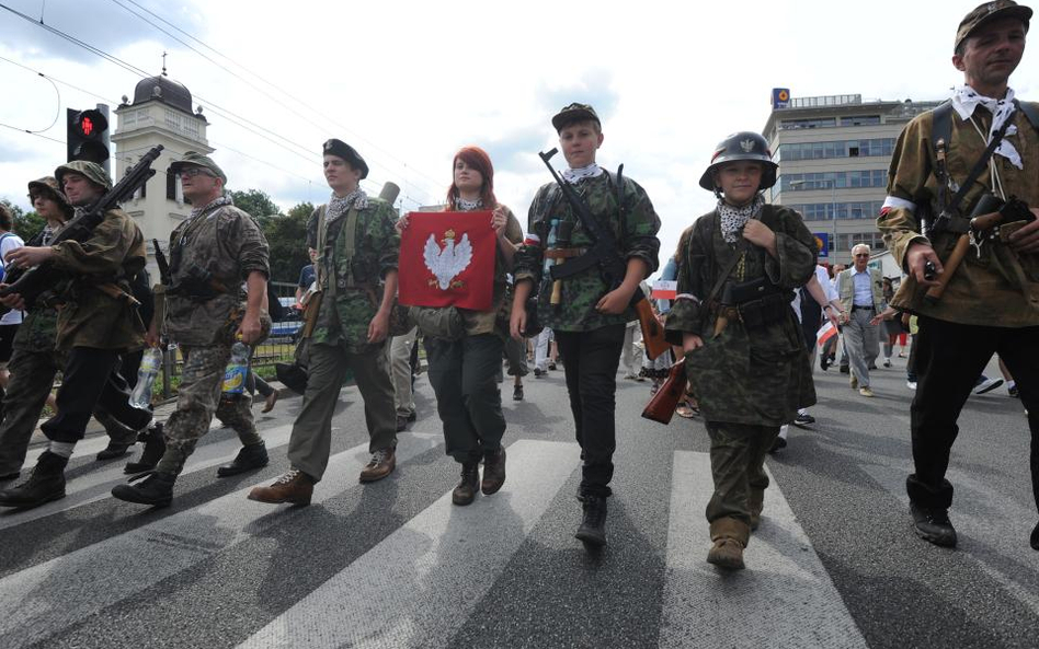 Warszawa stanęła. Mieszkańcy oddali hołd powstańcom