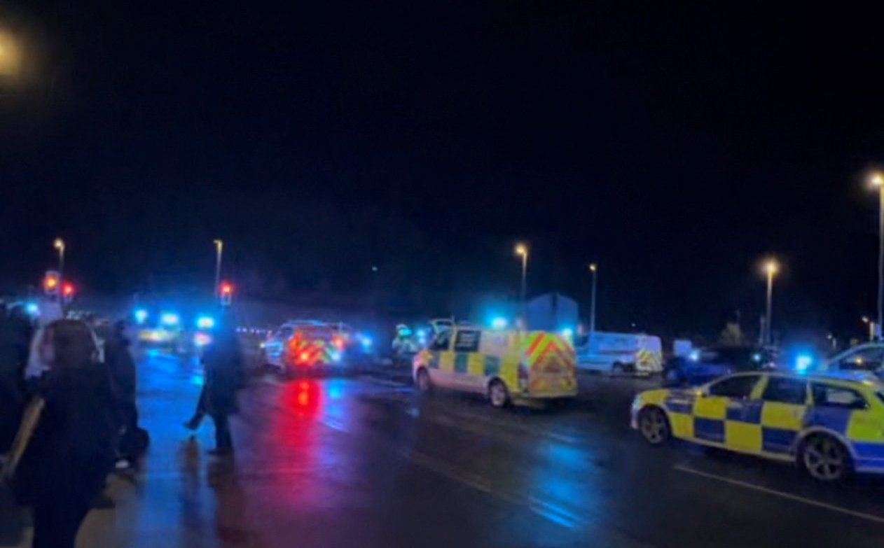 Atak nożowników w brytyjskim pociągu. Wielu rannych, dwóch mężczyzn zatrzymanych