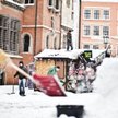 Niektóre firmy, nawet małe, są zmuszone usuwać śnieg ze swoich posesji i z dachów budynków, by prowa