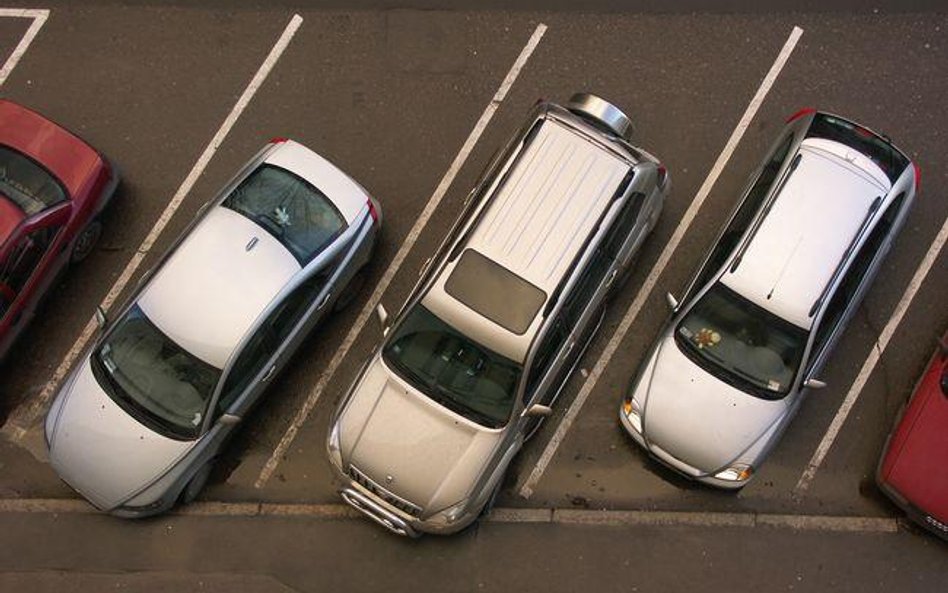 Liczbę i sposób urządzenia miejsc parkingowych należy dostosować do wymagań ustalonych w decyzji ?o 