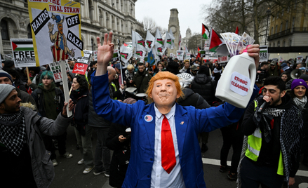 Mężczyzna w masce przedstawiającej Donalda Trumpa podczas marszu sprzeciwiającego się planowi prezyd