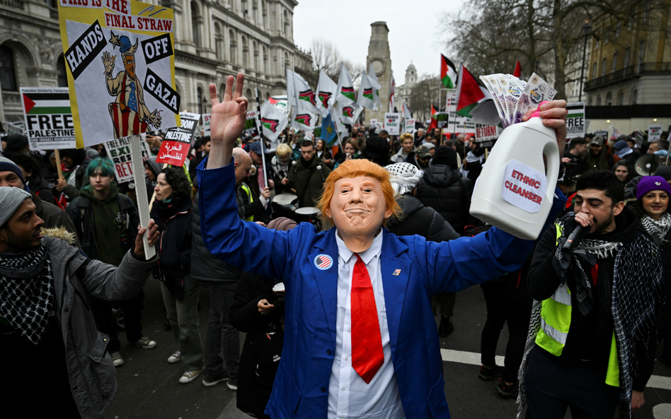 Mężczyzna w masce przedstawiającej Donalda Trumpa podczas marszu sprzeciwiającego się planowi prezyd