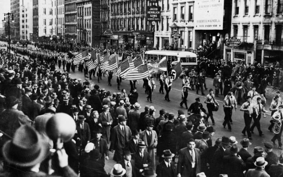 Przemarsz bundowców ulicami Nowego Jorku na wiec, który odbył się w Madison Square Garden 20 lutego 