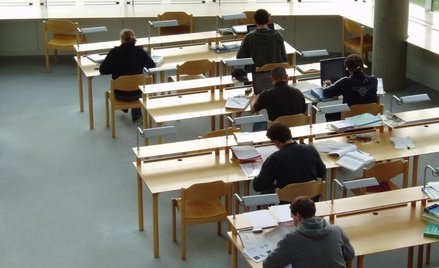 Student po obronie traci prawo do świadczeń