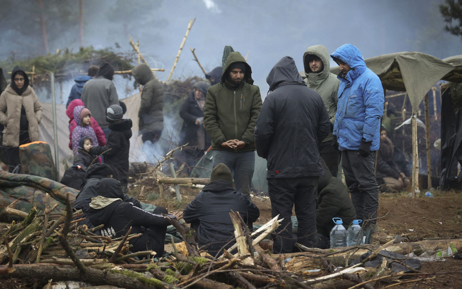 Grupa migrantów na terenie Białorusi w pobliżu granicy z Polską