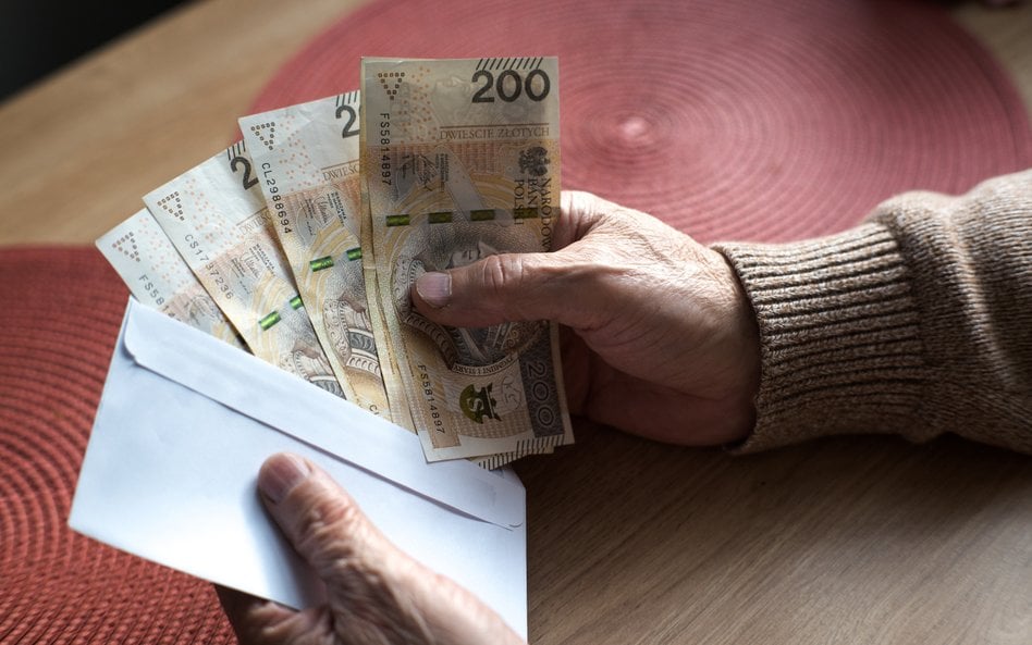 ZUS rozpoczął wypłaty czternastych emerytur