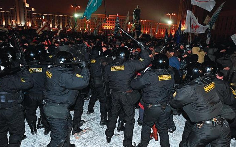Białoruska opozycja musi się stale liczyć z przemocą reżimu (na zdjęciu pacyfikacja manifestacji 20 
