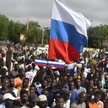 Protestujący trzymają rosyjską flagę podczas demonstracji w Niamey