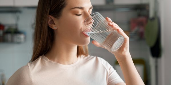 Osiem szklanek wody dziennie to mit. Obalają go wyniki nowych badań