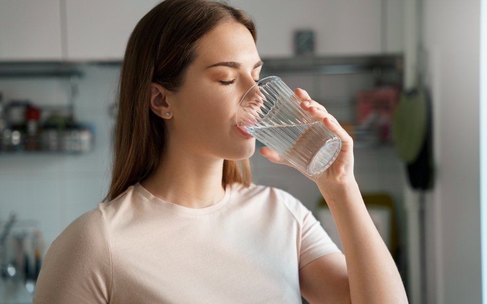 Nie jest prawdą, że każdy z nas musi wypijać osiem szklanek wody dziennie