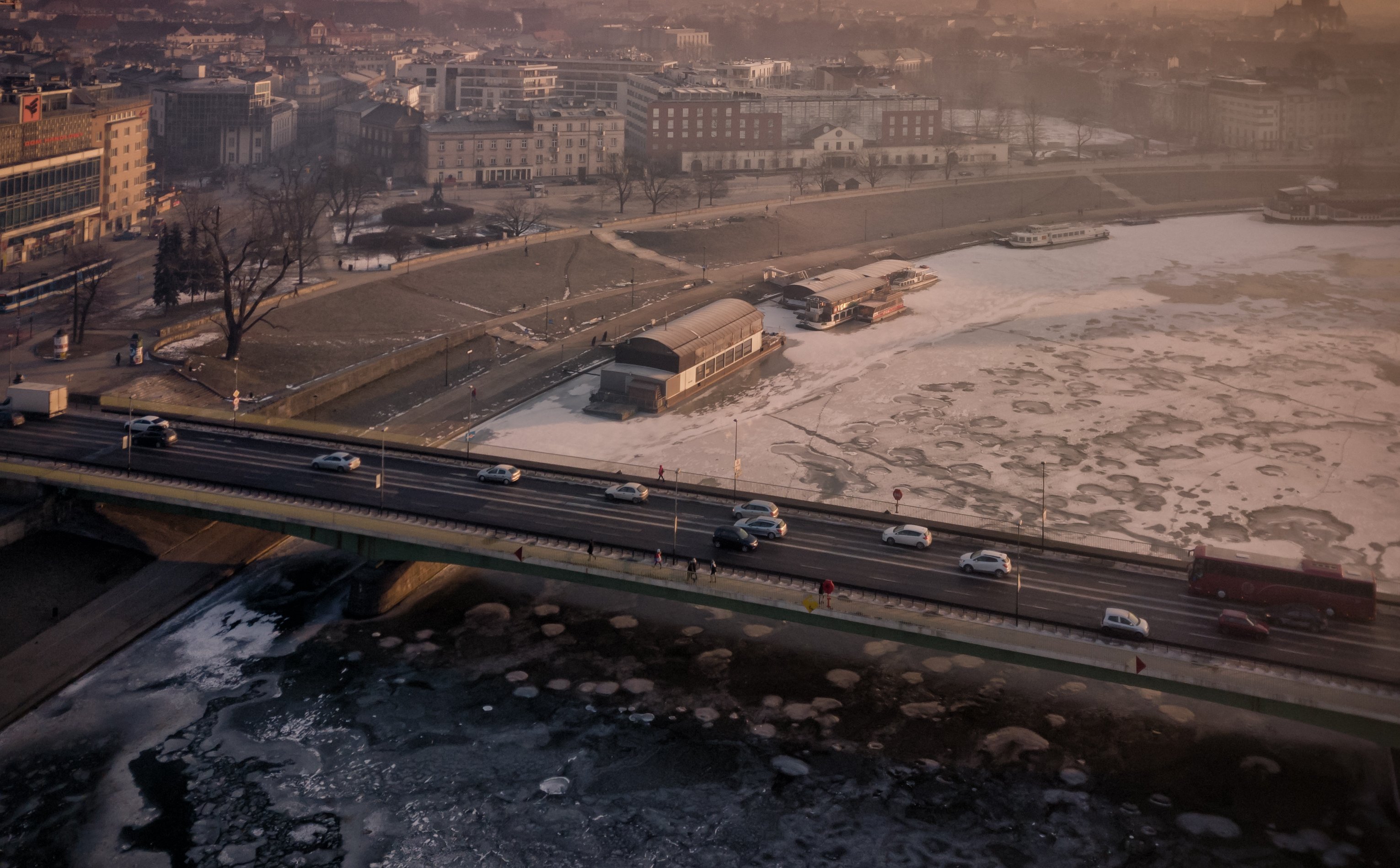 Smog zaczął dusić polskie miasta. „Pozorowane kontrole” kopciuchów