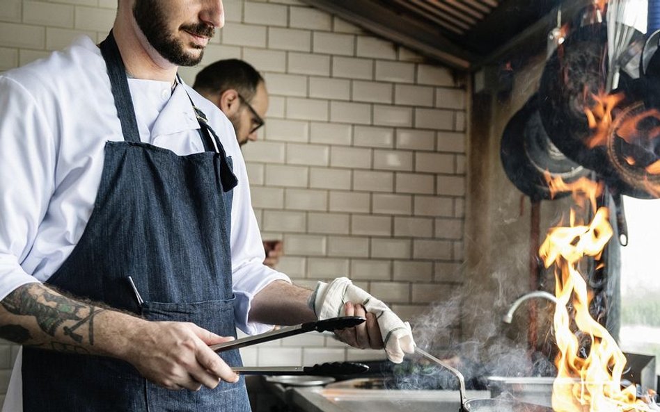 Francja: Właściciel restauracji musi zapłacić podatek za jedzenie we własnym lokalu