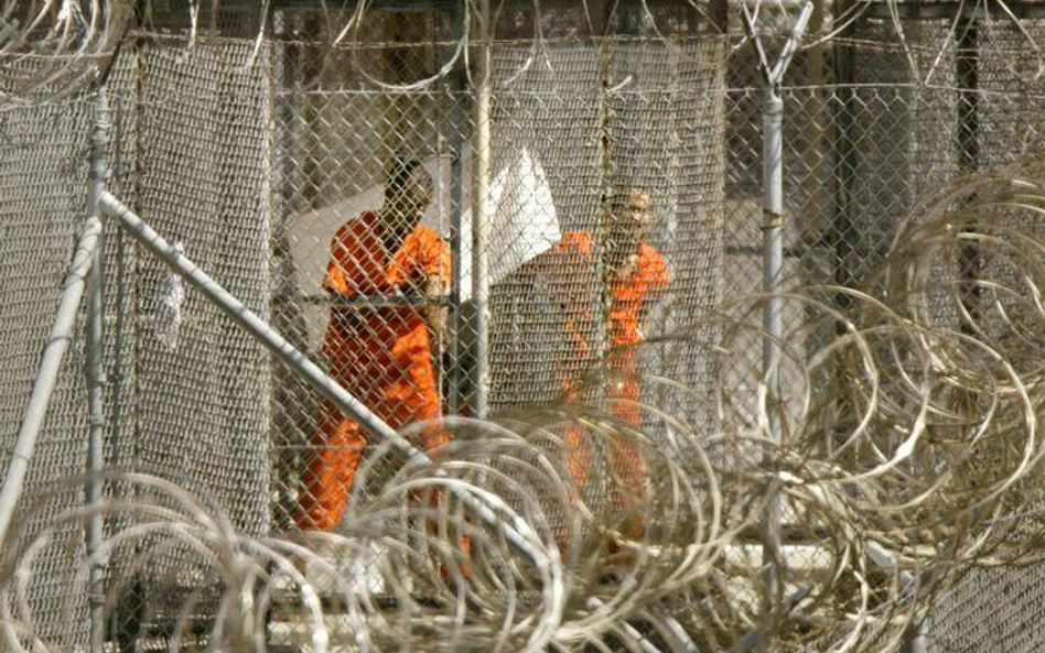 Więźniowie w amerykańskiej bazie wojskowej w Guantanamo