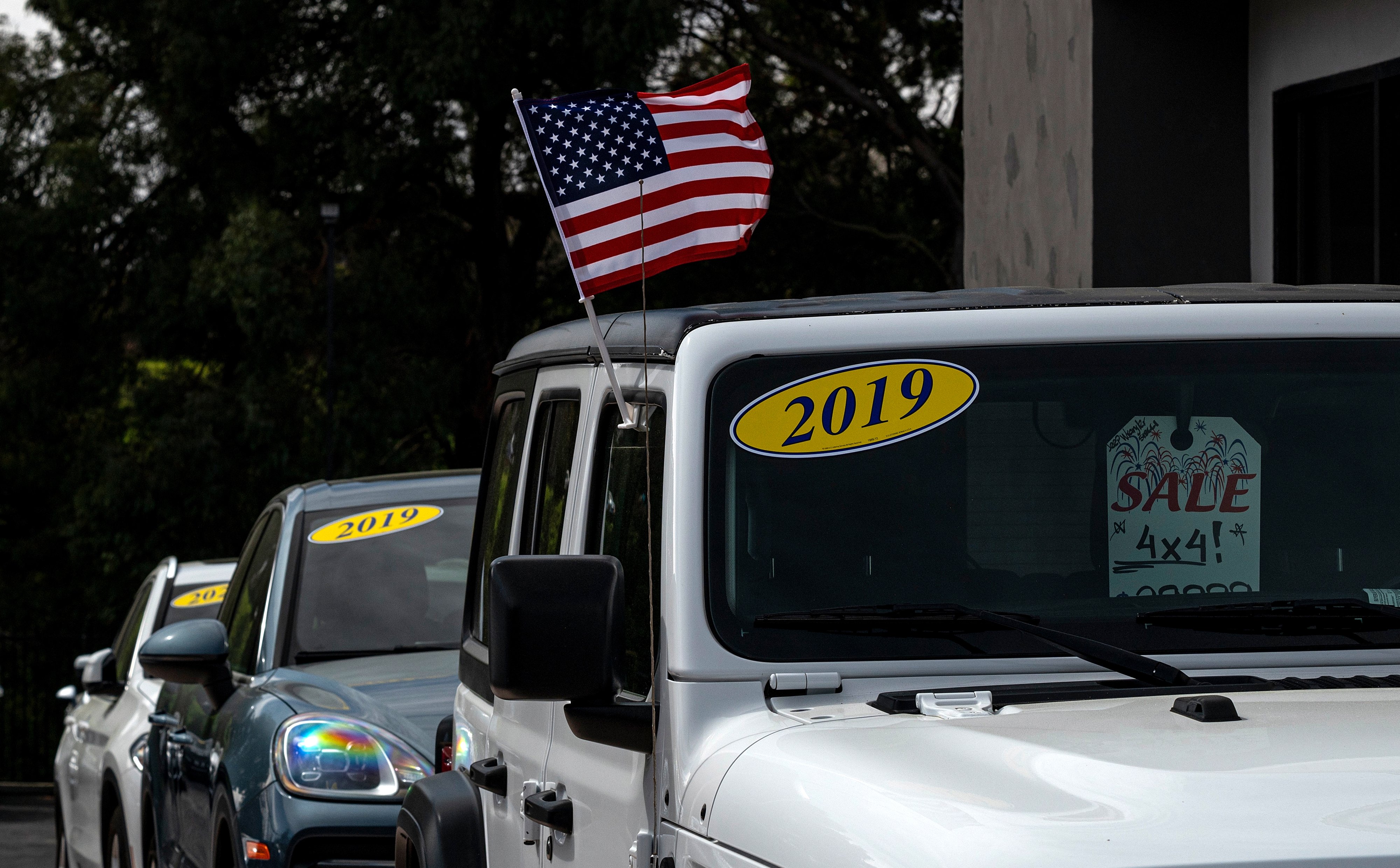 W odpowiedzi na cła w USA rosną ceny używanych samochodów