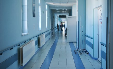Pacjentka po zabiegu zaczęła łysieć, dostanie zadośćuczynienie za brak informacji