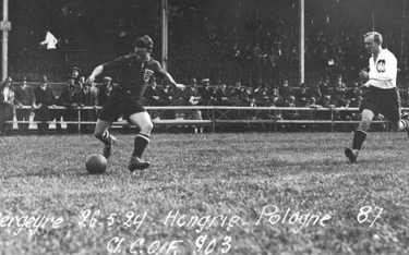 Podczas igrzysk olimpijskich w Paryżu w roku 1924 Węgrzy wygrali z Polakami 5:0. Z prawej polski obr
