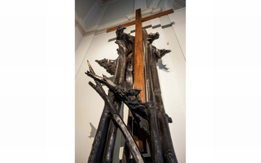 Rzeźba Łukasza Krupskiego. Krzyż spod Pałacu Prezydenckiego przeniesiono do kościoła akademickiego ś