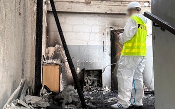 Z wielu pomieszczeń bloku przy ul. Powstańców w Ząbkach pozostały jedynie zgliszcza