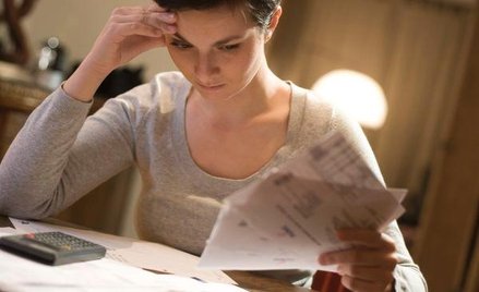 O mieszkanie dba kobieta, także o jego ubezpieczenie