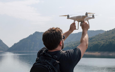 Jak przewieźć drona samolotem i latać nim bezpiecznie