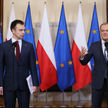 Premier Donald Tusk oraz minister finansów Andrzej Domański podczas konferencji prasowej